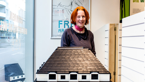 Andrea Jürges im Schaufenster des Oxfam Shops