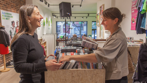 Ehrenamtliche im Oxfam Shop Berlin-Kreuzberg