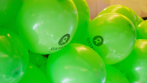Luftballons mit Oxfam-Logo
