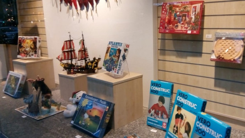 Geschenke für Kinder: Schaufensterverkauf im Oxfam Shop Berlin-Schöneberg