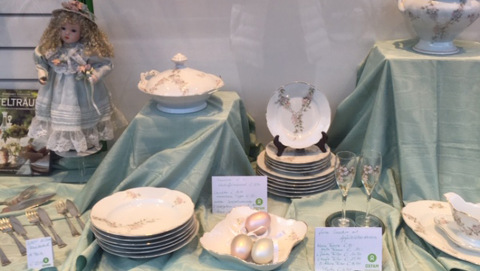 Romantik und Kitsch im Schaufenster eines Oxfam Shops