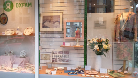 Rosenschaufenster vom Oxfam Shop Hamburg-Hoheluft