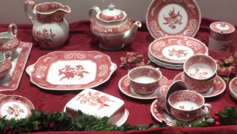 Geschirr im Schaufenster eines Oxfam Shops