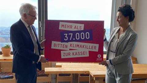 Anfang Dezember übergab Oxfam e.V. Geschäftsführerin Serap Altinisik 37.000 Unterschriften an Jochen Flasbarth, Staatssekretär im Bundesministerium für wirtschaftliche Zusammenarbeit und Entwicklung (BMZ). Anfang Dezember übergab Oxfam e.V. Geschäftsführerin Serap Altinisik 37.000 Unterschriften an Jochen Flasbarth, Staatssekretär im Bundesministerium für wirtschaftliche Zusammenarbeit und Entwicklung (BMZ).
