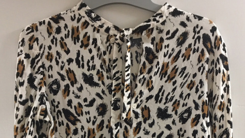 Bluse im Safarie-Look im Oxfam Shop