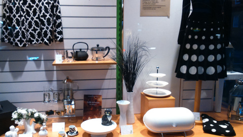 Schaufenster Oxfam Shop mit schwarz-weißem Angebot