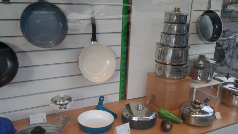Küchenutensilien im Schaufenster eines Oxfam Shops