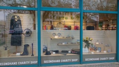 Schaufenster des Oxfam Shops Köln-Neustadt