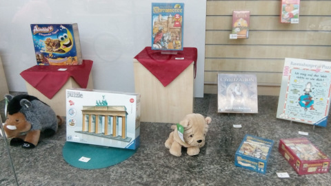 Oxfam-Schaufenster mit Spielsachen für Kinder