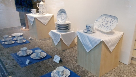 Geschirr im Schaufenster eines Oxfam Shops