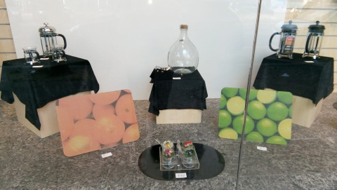 Nützliches und Deko für Küche und Esszimmer im Schaufenster eines Oxfam Shops