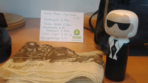 Ausschnitt des Designer-Schaufenster eines Oxfam Shops