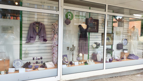 Oxfam-Schaufenster mit lila-weißem Angebot