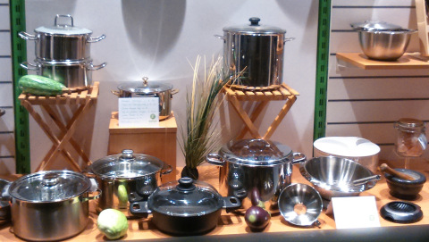 Töpfe, Pfannen und Co im Schaufenster eines Oxfam Shops