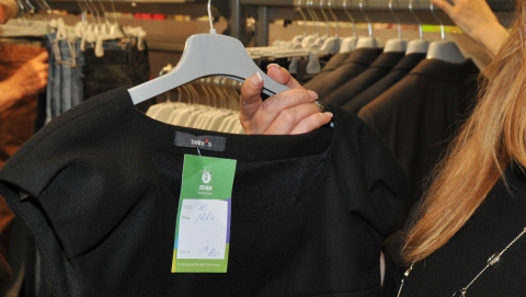 Kleidung im Oxfam Shop