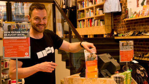 Shopreferent Jonas Lumpe im Oxfam Shop in Berlin-Kreuzberg. 