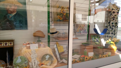 Schaufenster zum Thema Sommer in Hamburg-Hoheluft