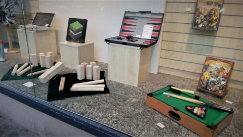 Spiele im Schaufenster eines Oxfam Shops