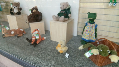 Stofftiere für die Kleinen im Schaufenster eines Oxfam Shops