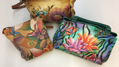Drei handbemalte Taschen des indischen Labels Anuschka