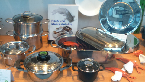 Töpfe, Pfannen und mehr im Schaufenster eines Oxfam Shops