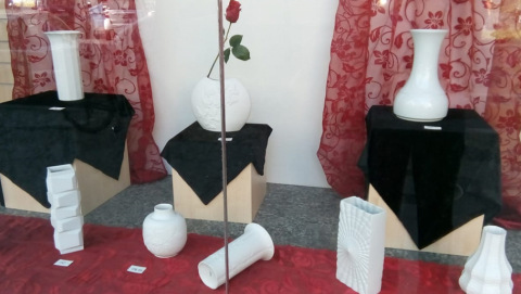 Vasen im Schaufenster eines Oxfam Shops