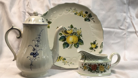 Geschirr der Marke Villeroy & Boch im Oxfam Shop
