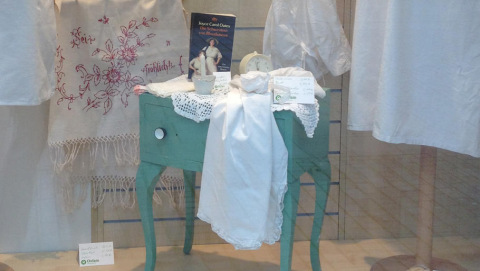 Weißwäsche und Spitze im Oxfam Shop