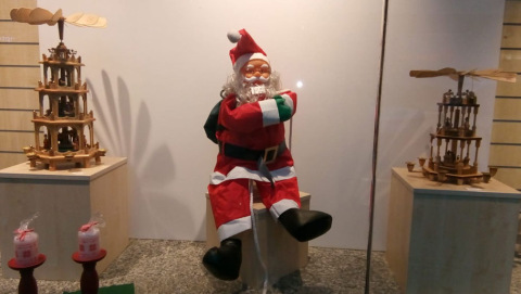 Weihnachtliche Deko im Schaufenster eines Oxfam Shops