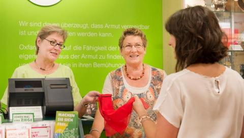 Ehrenamtliche an der Kasse